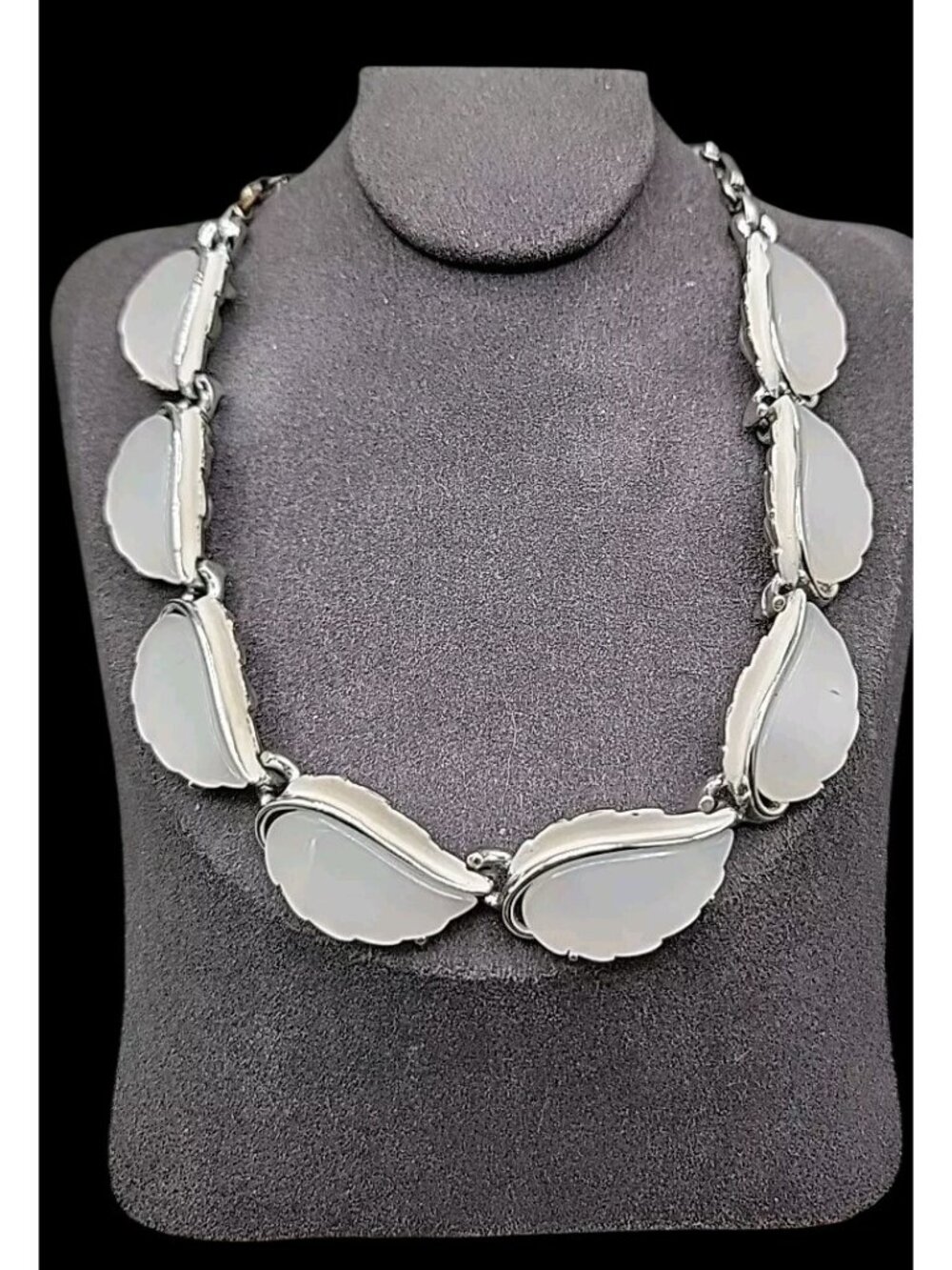 Lisner Thermoset White Moonglow Necklace 17" Silver Tone Lucite Creme Enamel VTG